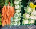 Bild: Julian Stratenschulte/dpa
Ein Händler sortiert frisches Gemüse an seinem Verkaufsstand auf einem Wochenmarkt. Die Verbraucherpreise für frische Nahrungsmittel liegen in diesem April fast zehn Prozent über dem Vorjahresniveau.