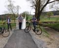 Bild: den
Der Windischeschenbacher Bürgermeister Karlheinz Budnik (links) kam mit einem E-Bike, das bei der Stadt auch ausgeliehen werden kann. Der scheidende Krummennaaber Rathauschef Uli Roth (rechts) trat traditionell in die Pedale. Karsten Heßing, Mitarbeiter im Amt für Ländliche Entwicklung in Tirschenreuth und Vorstand der Teilnehmergemeinschaft Steinwald, durchschnitt das Band für die neue Radbrücke in Trautenberg (im Hintergrund der Turm der KTB).