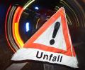 Bild: Patrick Seeger
Ein Warndreieck mit dem Schriftzug „Unfall“ steht auf einer Straße. Foto: Patrick Seeger/dpa/Symbolbild