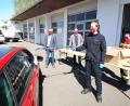 Bild: mde
Einsatzkräfte der Feuerwehr gaben die Gesichtsmasken an die Bevölkerung aus. In Kemnath richteten sie dazu einen „Drive in“ ein. Bürgermeister Werner Nickl und sein Wehrvorsitzender Roman Schäffler (von links) verfolgten die Aktion.