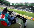 Bild: Roland Weihrauch/dpa
Ein Kameramann filmt das Aufwärmen der Mannschaften aus Gladbach und Köln im zuschauerfreien Stadion Borussia-Park. Das Spiel fand wegen des Coronavirus ohne Zuschauer als Geisterspiel statt.