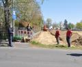 Bild: dob
Neustadtrat Bernd Koller (Zweiter von links) vom SPD Ortsverein lud zu einer Besichtigung des begonnenen Ausbaus der Wegstrecke hinter dem Schloss Friedrichsburg. Dazu war auch Verkehrssachbearbeiter Jakob Stahl von der Polizei (links) und Fritz Lang (Dritter von rechts) als unmittelbarer Gartengrundstücksanrainer gekommen. Koller als Schulweghelfer würde aus Sicherheitsgründen gerne die Verbindung bis zum Lotsenübergang sehen.