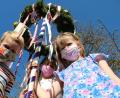 Bild: gri
Ungefähr 1000 Masken sind schon zusammengekommen. Die Kinder der Feuerwehr haben symbolisch zum 1. Mai sogar einen Baum mit den Masken geschmückt.