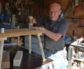 Bild: jr
Theo Schaumberger in seinem „Alterswohnsitz“ – seiner Werkstatt im „Stauderer-Hof“ in Oberteich. Nach 36 Jahren im Mitterteicher Stadtrat kandidierte er kein weiteres Mal für das Gremium. Er freut sich auf mehr Zeit für die Familie.