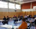 Bild: jp
Etwas verloren wirken die Kastler Gemeinderäte mit Bürgermeister Stefan Braun (links) und den Zuhörern in der großen Schulturnhalle in Kastl schon. Der notwendige Sicherheitsabstand wegen Corona wurde strikt eingehalten.
