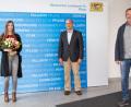 Bild:  LfP/Fischer/exb
Mit dem nötigen Abstand heißen in Zeiten von Corona Personalratsvorsitzender Rainer Summerer (rechts) und LfP-Präsident Markus Schick (Mitte) mit Kathrin Heininger die 100. Mitarbeiterin im Landesamt für Pflege willkommen.