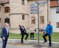 Bild: Susanne Schwab
Baureferent Markus Kühne, Oberbürgermeister Michael Cerny, Tiefbauamtsleiter Norbert Füger, Kultur- und Tourismusreferent Fabian Kern und Kulturamtsleiter Reiner Volkert (von links) an einem der neu installierten Wegweiser des neuen Fußgängerleitsystems am Schlossgraben.