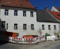 Bild: kgg
Die im Haushalt 2020 eingeplanten Investitionen bedeuteten auch ein starkes Signal für die Wirtschaft in der Coronakrise: Darauf hat CSU-Stadtrat Markus Scharnagl hingewiesen. Im Bild die Rückseite des Anwesens Brauhausstraße 2, in dem Wohnungen entstehen sollen.