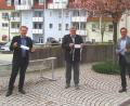 Bild: hai
Gewerbeverbandsvorsitzender Franc Dierl, Bürgermeister Manfred Porsch sowie dessen Nachfolger Christian Porsch (von rechts) wollen Bürger über 60 Jahre und Risikopatienten in der Gemeinde mit kostenlosen Schutzmasken versorgen.