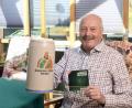 Bild: Gabi Schönberger
Die Krüge hoch: Heiner Nachtmann will Frühlingsfeststimmung via CD vermitteln.