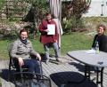 Bild: cog
Wegen der Infektionsagefahr findet das Pressengespräch mit großem Abstand am Beratungstisch im Garten der Diakonie statt. Irina Frescher von der Arbeitslosenberatung, Gertrud Strauß (Flüchtlings- und Integrationsberatung) und Elke Wolfsteiner (Kirchliche Allgemeine Sozialarbeit) schildern, warum die Corona-Pandemie Menschen in einer schwierigen sozialen Situation besonders trifft und welche Hilfen es gibt