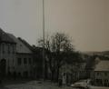 Bild: gpa
Bevor man den Maibaum aufgestellt hat, lagerte er im Anwesen von Toni Stahl, dem "Matthes", auf dem Marktplatz (erstes Haus links).