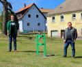 Bild: bsc
Schon viele stattliche Maibäume wurden in die schwere Bodenverankerung aus Eisen und Beton auf dem Dorfanger in Frauenreuth geschoben – in diesem Jahr bleibt sie wegen der Coronakrise leer. Für die im März neu gewählten Vorstände des Schützenvereins Frauenreuth, Wolfgang Schlicht (rechts) und Adrian Härtl (links) wäre es die erste große gesellschaftliche Veranstaltung unter ihrer Leitung gewesen.