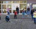 Bild: jzk
Das Herz aus bunt bemalten Steinen vor der Grundschule Kulmain war so gut wie fertig.