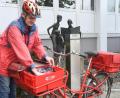 Bild: Gabi Schönberger
Bei Wind und Wetter unterwegs: Thomas Bruckner stellt Brief in Weiden zu.