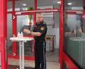 Bild: Gabi Schönberger
Schutzmaßnahmen am Eingang der Polizeiinspektion Vohenstauß: Stellvertretender Dienststellenleiter Thomas Meiler desinfiziert seine Hände wie auch alle anderen Polizeibeamten, wenn sie den Dienst beginnen oder von einem Einsatz zurückkommen.