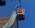 Bild: le
Dachdecker bauen das beschädigte Kreuz ab.