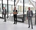 Bild: Kliniken Nordoberpfalz AG, Michael Reindl/exb
Medizinische Direktorin Michaela Hutzler, Vorstand Dr. Thomas Egginger und Personalleiter Martin Neuhaus verabschieden den langjährigen Regionalleiter Christian Stadler (Zweiter von rechts).