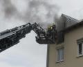 Bild: Göth
Auch von der Drehleiter aus gingen die Einsatzkräfte der Feuerwehr gegen den Brand vor.