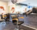 Bild: Klaus-Dietmar Gabbert/dpa
Ab Montag, 4. Mai, also mit Handschuhen und Mundschutz: Die Friseure in Bayern bereiten sich unter strengen Hygienevorschriften darauf vor, wieder ihre Salons zu öffnen.