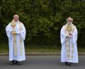 Bild: jr
Pfarrseelsorger Pater Benedikt Leitmayr (rechts) und Pater Irenäus Goor bei ihrem Rundgang am 1. Mai durch die Straßen der Pfarrgemeinde Konnersreuth. Segnend mit der Monstranz zogen sie zu den Gläubigen und brachten ihnen den Segen Gottes. Hier sind sie gerade auf dem Weg ins Wohngebiet „Gesteiner“.