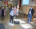Bild: BSZ/exb
Unter den Augen einer Aufsicht muss sich jeder, der das Schulhaus des BSZ betritt, an einer von drei Handdesinfektionsstellen reinigen. Vor und nach dem Unterricht und zu den Pausenzeiten werden laut Schulleitung Mundschutz und Desinfektion sowie die Abstände kontrolliert.