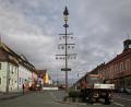 Bild: JOCHEN NEUMANN 
ERBENDORF
Die Mitarbeiter des städtischen Bauhofs stellten am Unteren Markt sang- und klanglos den Maibaum auf.