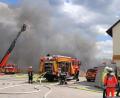 Bild: jma
Die Drehleiter aus Auerbach bekämpft den Brand von oben.