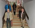 Bild: wro
Bürgermeister Toni Dutz verabschiedete die Räte Fritz Holm (von rechts), Hubert Konz, Michaela Thoma und Manfred Vollath (hintere Reihe, von rechts). Georg Wurzer konnte an der Sitzung nicht teilnehmen.