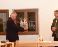 Bild: bey
In ausreichendem Sicherheitsabstand hält Zweiter Bürgermeister Josef Woppmann (links) das Abschiedsgeschenk für Bürgermeister Johann Maurer bereit: Zwei Weihwasserkesselchen als Ergänzung für die private Sammlung Maurers.