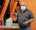 Bild: wpt
Gesichtsmaske, Desinfektionsmittel und 1,5 Meter Abstand: Das wird ab Montag Standard beim Friseur sein. Bernhard Dräxler, Obermeister der Friseur-Innung in Schwandorf, erklärt, worauf die Kunden achten müssen.