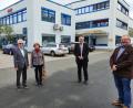 Bild: Josef Wieder
Stahlbau Forster ist zurück in Weiden. Anton Forster (rechts) erwirbt von Sigrid und Dieter Kirchgeßner (links) die über 17000 Quadratmeter große ehemalige Sybac-Immobilie im Gewerbegebiet Am Forst. Kirchgeßner holt seinen Stahlhandel zurück ins Haupthaus von Eisen-Knorr in die Pressather Straße.