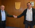 Bild: jr
Seit 1. Mai ist Stephan Schübel (rechts) Bürgermeister von Pechbrunn. Schon am Donnerstagabend erhielt er vom scheidenden Bürgermeister Ernst Neumann die Schlüssel fürs Rathaus.