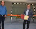 Bild: jr
Alfons Haberkorn (links) erhielt von Bürgermeister Max Bindl eine Dankurkunde der Marktgemeinde sowie einen Gutschein.