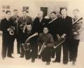 Archivbild: Anneliese Wurdack/exb
Der Posaunenchor Etzenricht stellt sich etwa 1952 zu einer raren Aufnahme zusammen: Albert Bäumler, (stehend von links), Karl Weidner, Albert Weidner, Hauptlehrer Georg Röder, Fritz Bruckner, Hans Schätzler und Hans Riebel, (kniend von links) Otmar Ordner und Theo Schätzler.