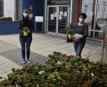 Bild: sck
Blumengrüße von der Frauen-Union zur Verteilung an die Senioren übergibt (von links) die Vorsitzende Birgit Barth an die Caritas-Mitarbeiterinnen Birgit Gsell und Monika Lehner.