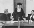 Bild: Archiv Müttergenesungswerk/exb
Elly Heuss-Knapp (Mitte) gründete mit Antonie Nopitsch (rechts) und Vertreterinnen von Frauenverbänden, dem Deutschen Roten Kreuz, der Arbeiterwohlfahrt und des Paritätischen Wohlfahrtsverbandes am 31. Januar 1950 die Elly-Heuss-Knapp-Stiftung – Deutsches Müttergenesungswerk. Die Ehefrau des ersten Bundespräsidenten ist Namensgeberin des Elly-Heuss-Gymnasiums.