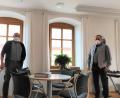 Bild: rfi
Der neue Bürgermeister Ludwig Gürtler (rechts) und der scheidende Bürgermeister Max Völkl (links) bei der Amtsübergabe im Tännesberger Rathaus.