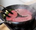 Bild: Christin Klose/dpa-tmn
Beim Anbraten von Fleisch gibt es einige Tipps zu beachten, damit die Mahlzeit auch ein zarter Leckerbissen wird.