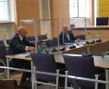 Bild: gib
Der Sitzungssaal 104 am Landgericht Regensburg in Zeiten von Corona: Plexiglasscheiben trennen die Angeklagten Joachim Wolbergs (rechts) und Ferdinand Schmack.