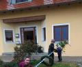 Bild: fvo
Die Bodensteiner-Kinder Johanna, Thomas und Lukas (von links) haben in Zeiten von Corona ihren Maibaum im Garten aufgestellt.