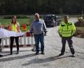 Bild: bö
Der Ausbau der Dorfstraße in Malsbach hat begonnen. Voraussetzung dafür ist eine Behelfszufahrt ins Dorf. Die Baustelle begutachten (von links): Bürgermeister Florian Junkes,, Bauleiterin Ramona Sollfrank von der Firma Scharnagl, Zweiter Bürgermeister Manfred Braun und Polier Jürgen Krämer.