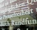 Bild: Florian Kleinschmidt/dpa
Das Wort Pressefreiheit ist in einem Ausschnitt des Artikels 5 des Grundgesetzes auf einer Glasscheiben zu sehen. Der Artikel 5 schützt die Meinungs- und Pressefreiheit in Deutschland.