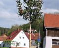 Bild: hl
Der Mini-Maibaum auf dem Dorfplatz in Atzmannsberg.