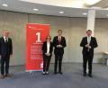 Bild: Sparkasse Schwandorf/Licha
Bernd Rees, hier mit seiner Gattin Elvira (Mitte), wurde von Landrat Thomas Ebeling (rechts) in seiner Eigenschaft als Verwaltungsratsvorsitzender der Sparkasse und vom Vorsitzenden des Sparkassen-Vorstandes, Werner Heß (links), als neues Mitglied des Schwandorfer Sparkassen-Vorstands begrüßt. Rees ist Nachfolger von Wilfried Bühner, der im Ruhestand ist.