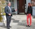 Bild: pi
Johann Maurer übergibt an Marina Hirnet Amtskette und Rathaus-Schlüssel.