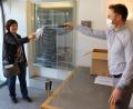 Bild: Stadt Tirschenreuth
Rund 25 000 Euro hat die Stadt in der Coronakrise bislang für den Schutz der Bürger ausgegeben. So hat etwa die Verteilung der Masken an die Haushalte rund 17 000 Euro gekostet. Im Bild Bürgeramt-Mitarbeiter Manuel Dörfler bei der Verteilung der Masken.