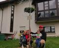 Bild: exb
Franziska und Marvin Seitz zusammen mit den Jungs Marlon und Lennon am Maibaum im Garten der Familie.
