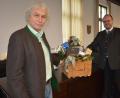 Bild: jr
Verbandsvorsitzender Landrat Andreas Meier (rechts) verabschiedete seinen Stellvertreter Landrat Wolfgang Lippert aus dem Zweckverband zur Wasserversorgung der Steinwaldgruppe. Abwechselnd haben die Landräte der beiden Landkreise Neustadt/WN und Tirschenreuth hier den Vorsitze inne. Wolfgang Lippert gehörte dem Zweckverband die vergangenen zwölf Jahre an, als kleines Dankeschön gab es einen Korb voller regionaler Genüsse