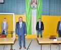 Bild: fjo
Bürgermeister Markus Bauriedl (Zweiter von links) leitet seine erste Marktratssitzung, in der Nicole Hoch, Josef Schmucker und Johannes Zeug als Fraktionssprecher berufen werden.
